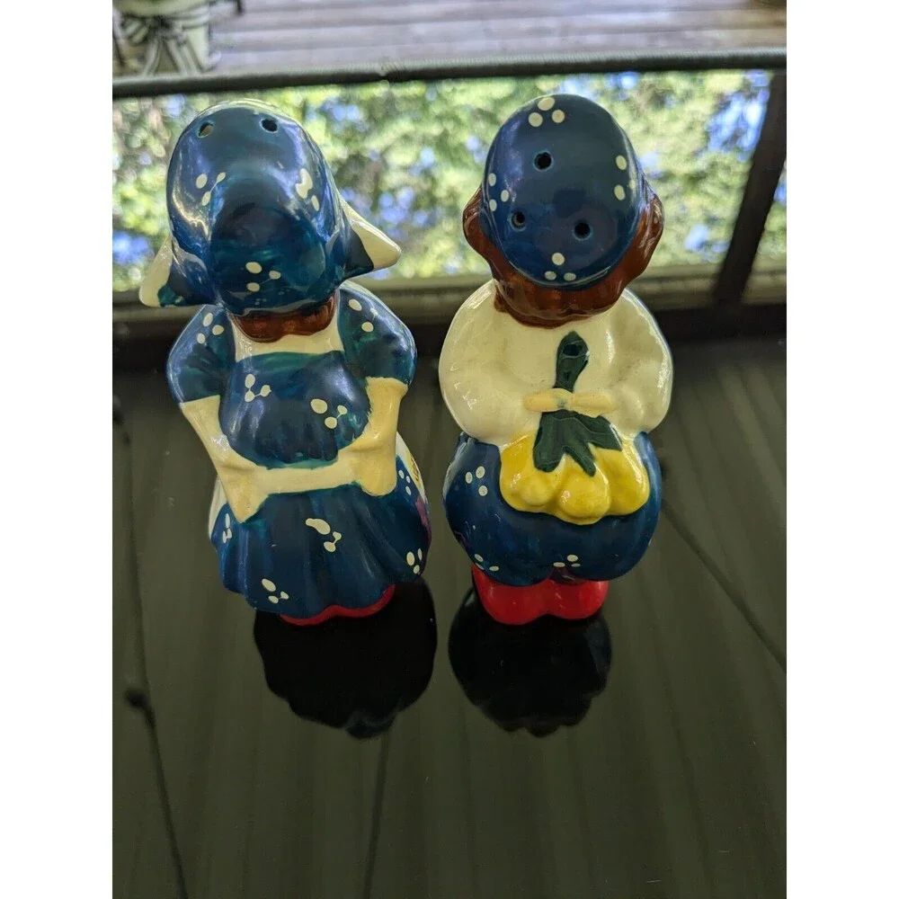 Vintage Kissing Dutch Boy/Girl Salt Pepper Shaker Set Ceramics Japan Tulips Blue